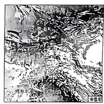 亚洲中部高大山脉周边分布着许多国家的首都。下图为亚洲局部地区卫星影像图,据此完成下面小 题。